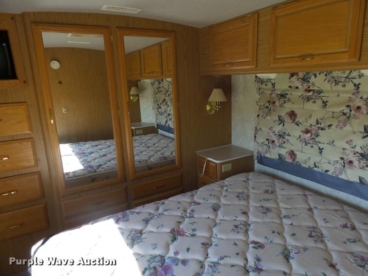 image for item DH9659 1999 Ford Fleetwood Bounder RV