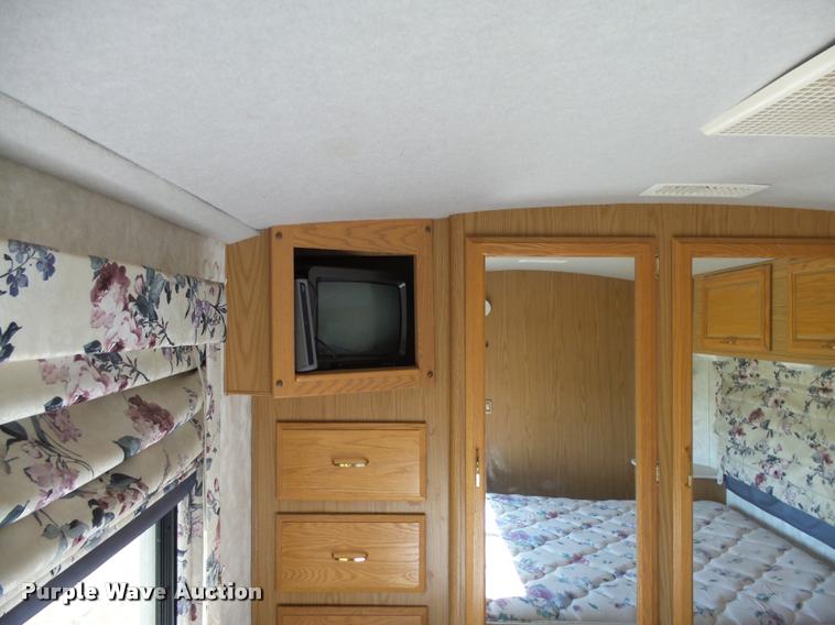 image for item DH9659 1999 Ford Fleetwood Bounder RV