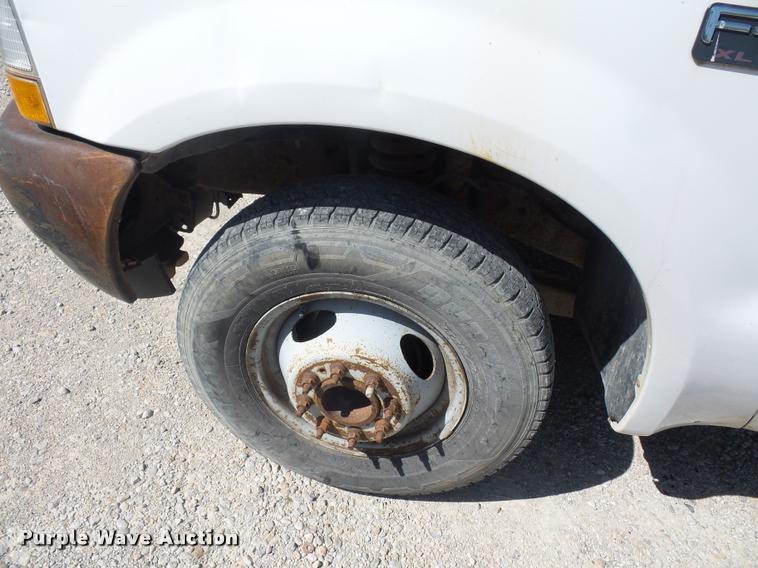 image for item DJ9535 2002 Ford F350 Super Duty flatbed pickup truck