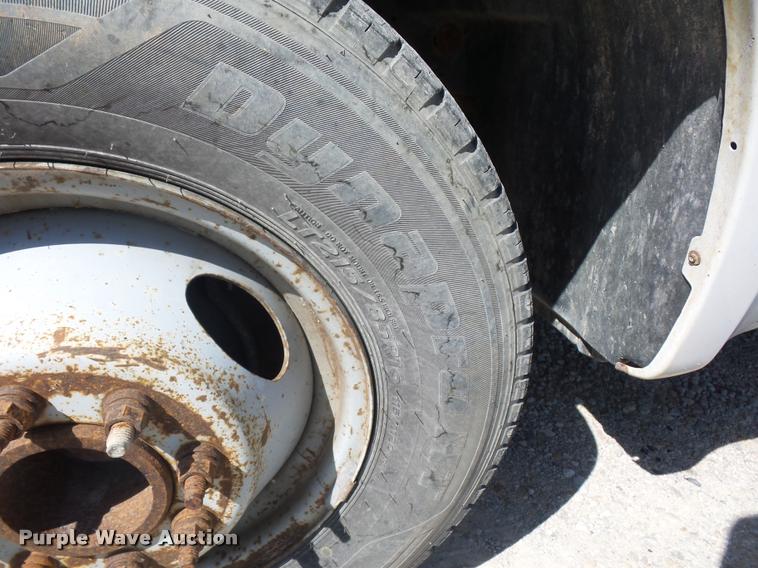 image for item DJ9535 2002 Ford F350 Super Duty flatbed pickup truck