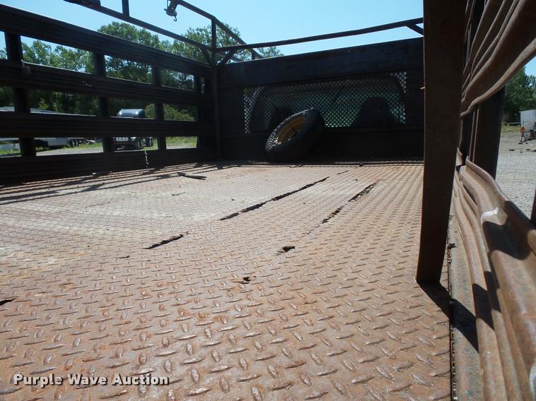 image for item DJ9535 2002 Ford F350 Super Duty flatbed pickup truck