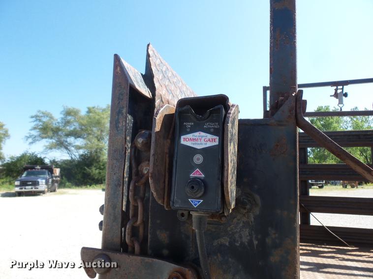 image for item DJ9535 2002 Ford F350 Super Duty flatbed pickup truck