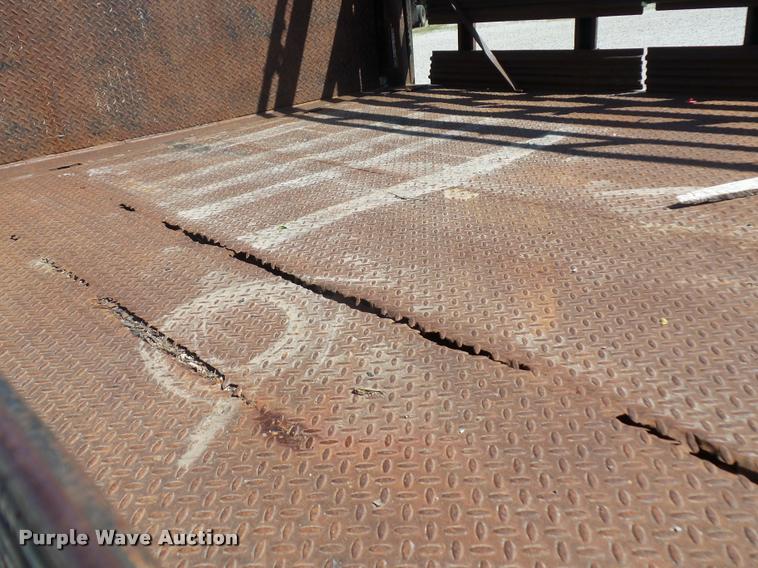 image for item DJ9535 2002 Ford F350 Super Duty flatbed pickup truck