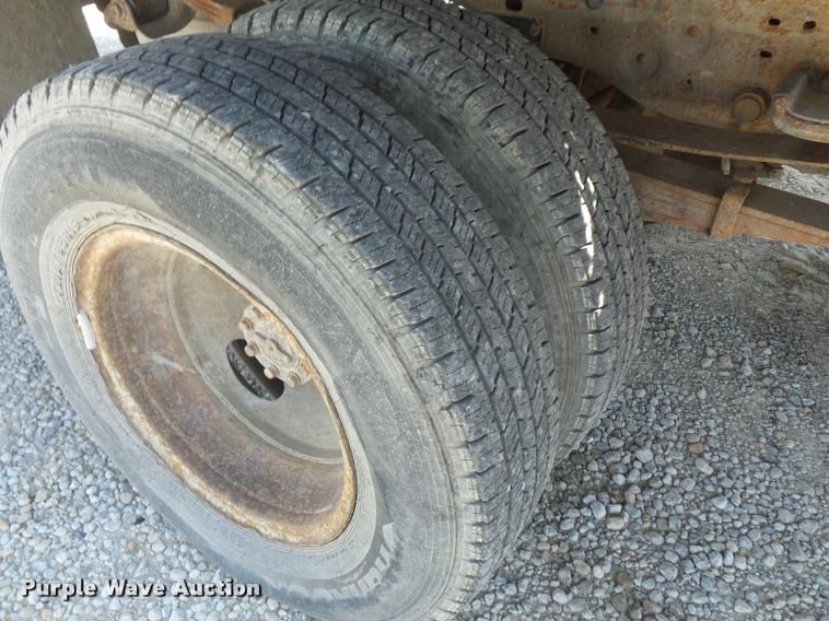 image for item DJ9535 2002 Ford F350 Super Duty flatbed pickup truck