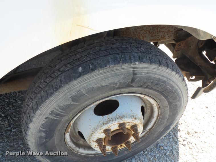 image for item DJ9535 2002 Ford F350 Super Duty flatbed pickup truck