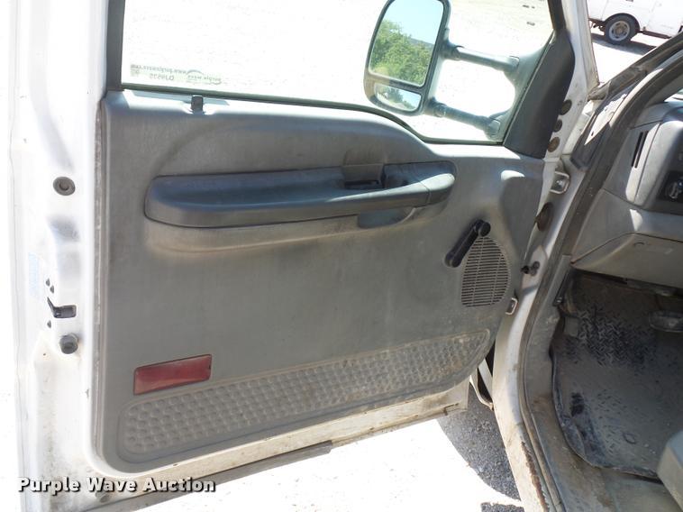 image for item DJ9535 2002 Ford F350 Super Duty flatbed pickup truck