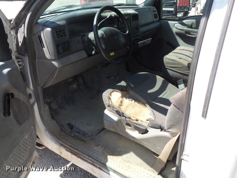 image for item DJ9535 2002 Ford F350 Super Duty flatbed pickup truck