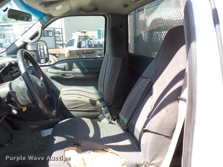 image for item DJ9535 2002 Ford F350 Super Duty flatbed pickup truck