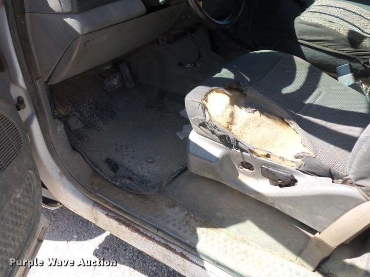 image for item DJ9535 2002 Ford F350 Super Duty flatbed pickup truck