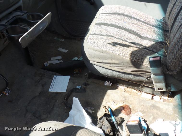 image for item DJ9535 2002 Ford F350 Super Duty flatbed pickup truck