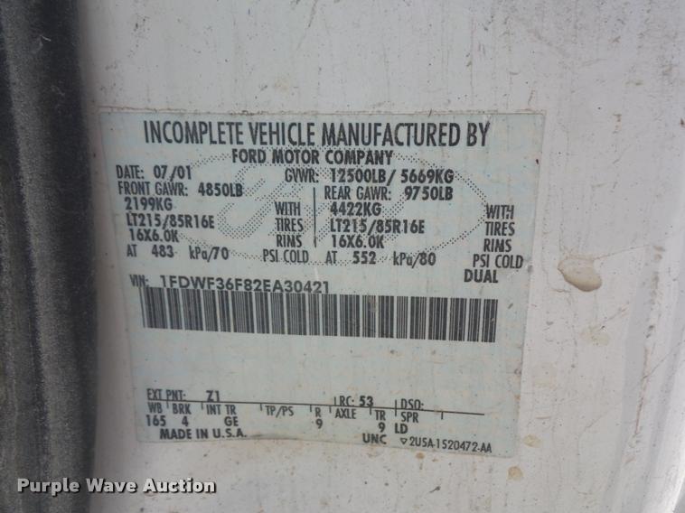 image for item DJ9535 2002 Ford F350 Super Duty flatbed pickup truck