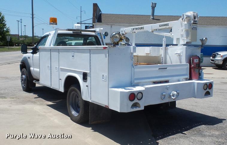 image for item DJ9543 2006 Ford F450 Super Duty service truck with crane