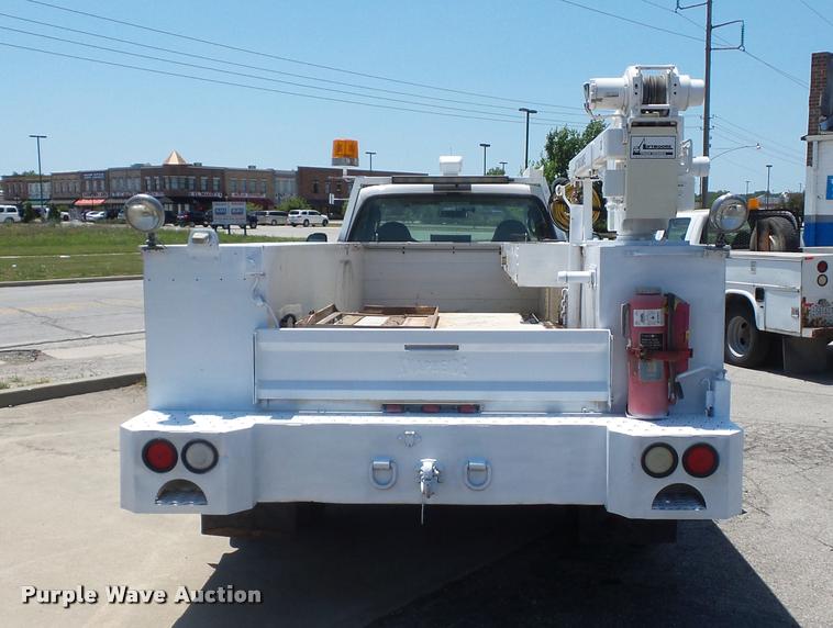 image for item DJ9543 2006 Ford F450 Super Duty service truck with crane