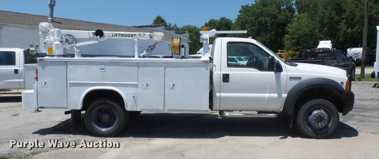 image for item DJ9543 2006 Ford F450 Super Duty service truck with crane