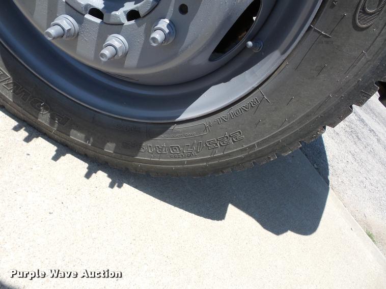 image for item DJ9543 2006 Ford F450 Super Duty service truck with crane