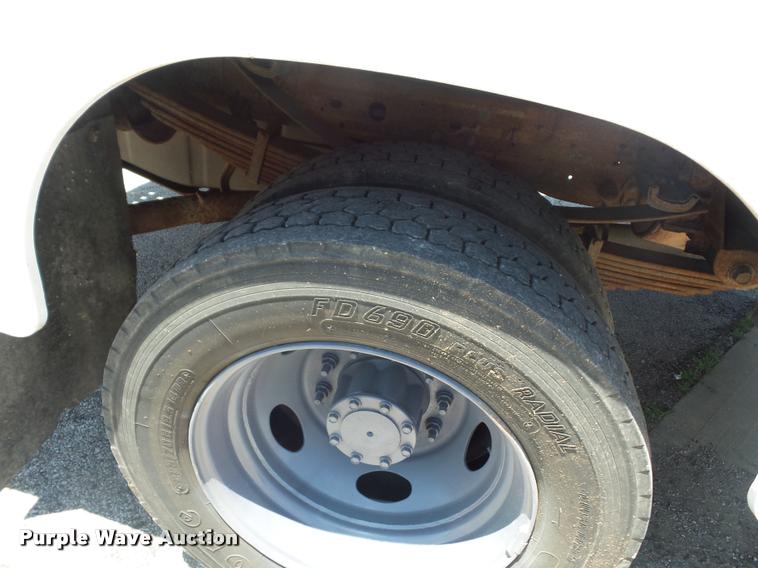 image for item DJ9543 2006 Ford F450 Super Duty service truck with crane