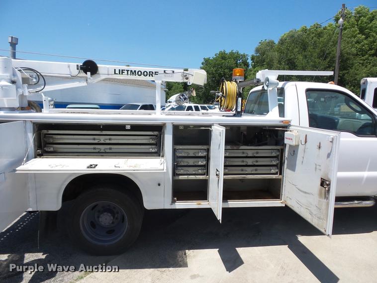 image for item DJ9543 2006 Ford F450 Super Duty service truck with crane