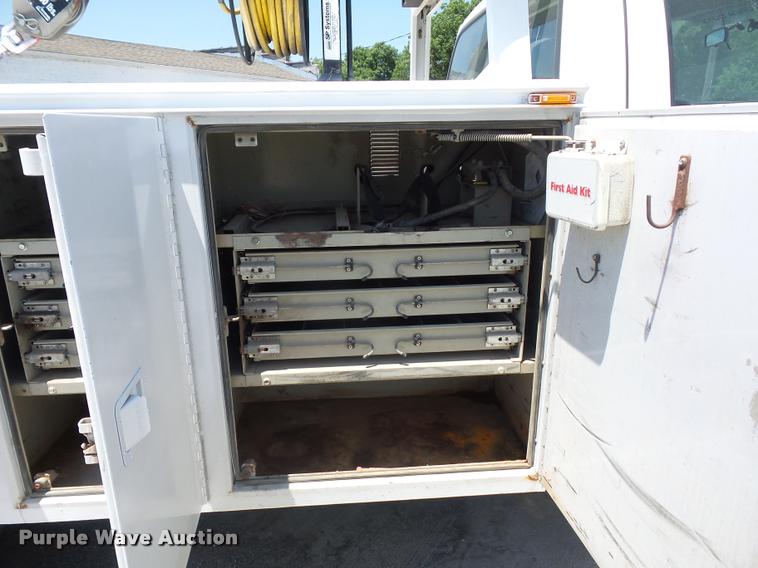 image for item DJ9543 2006 Ford F450 Super Duty service truck with crane