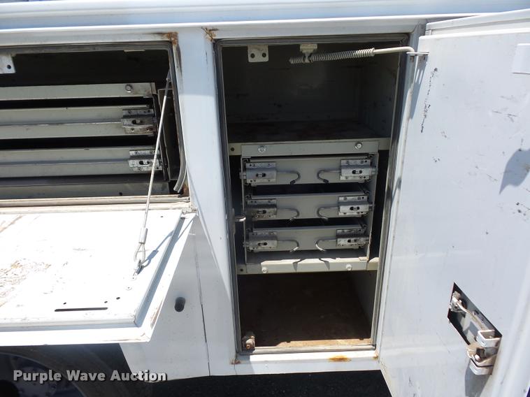 image for item DJ9543 2006 Ford F450 Super Duty service truck with crane