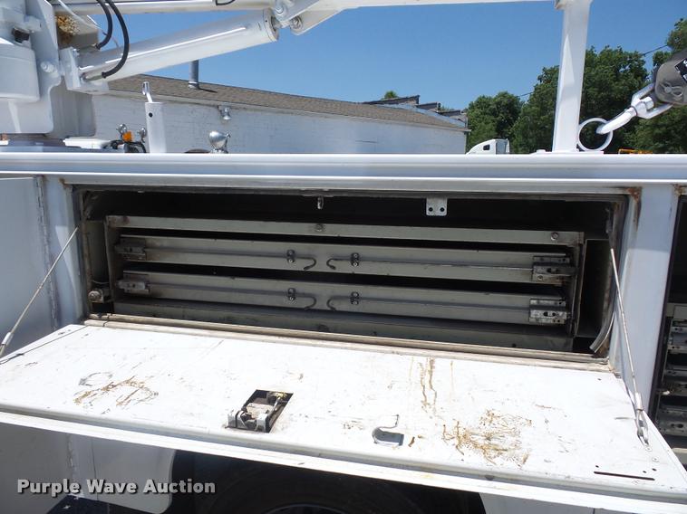 image for item DJ9543 2006 Ford F450 Super Duty service truck with crane