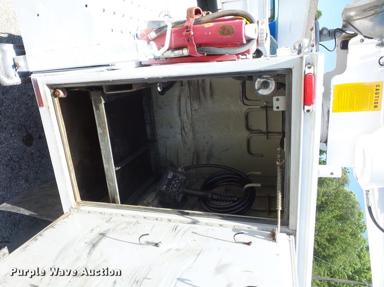 image for item DJ9543 2006 Ford F450 Super Duty service truck with crane