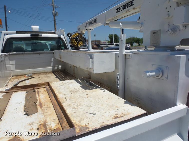 image for item DJ9543 2006 Ford F450 Super Duty service truck with crane