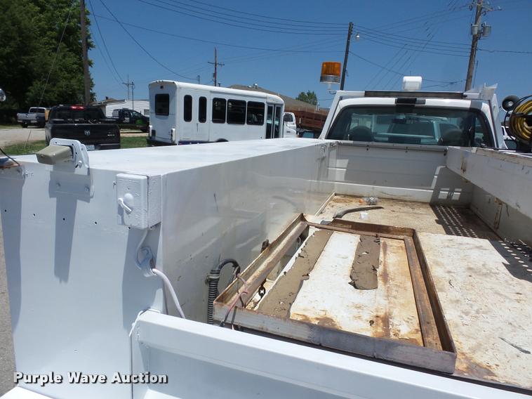 image for item DJ9543 2006 Ford F450 Super Duty service truck with crane