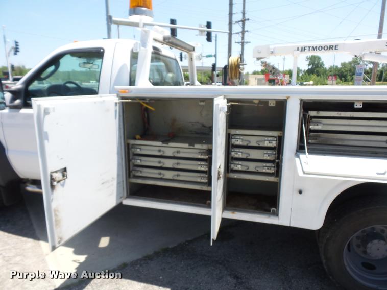 image for item DJ9543 2006 Ford F450 Super Duty service truck with crane