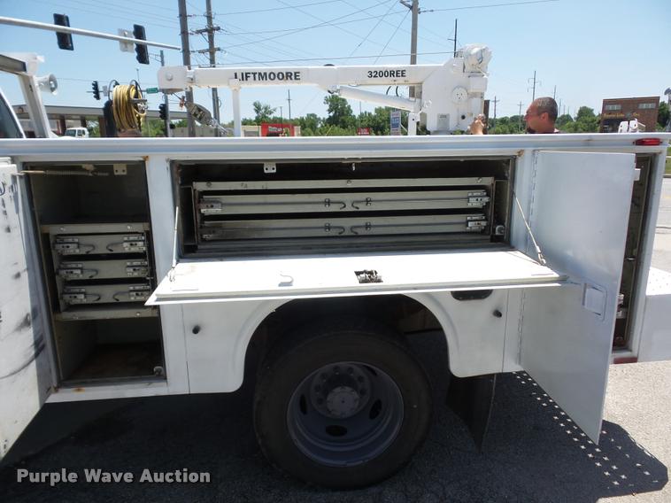 image for item DJ9543 2006 Ford F450 Super Duty service truck with crane