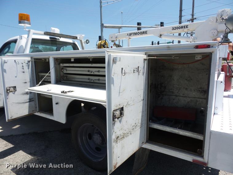 image for item DJ9543 2006 Ford F450 Super Duty service truck with crane