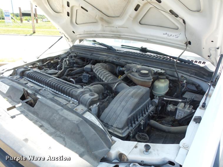 image for item DJ9543 2006 Ford F450 Super Duty service truck with crane