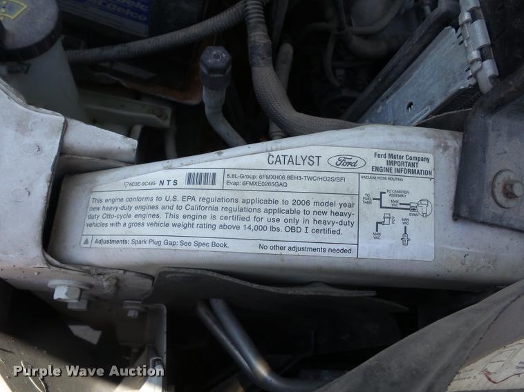 image for item DJ9543 2006 Ford F450 Super Duty service truck with crane