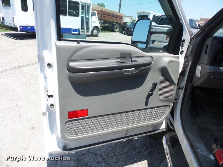 image for item DJ9543 2006 Ford F450 Super Duty service truck with crane