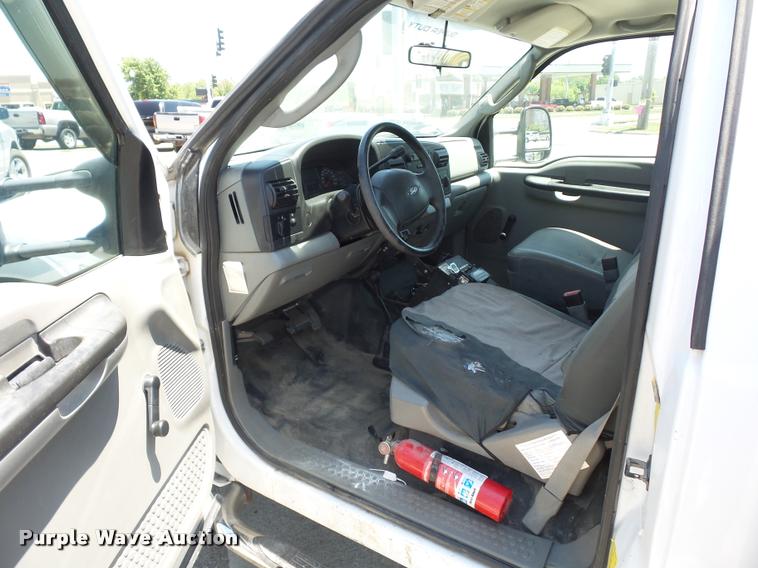 image for item DJ9543 2006 Ford F450 Super Duty service truck with crane