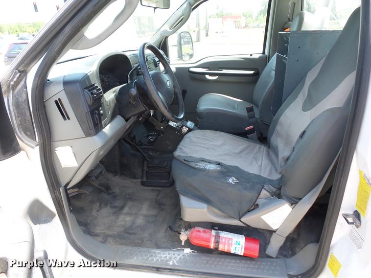 image for item DJ9543 2006 Ford F450 Super Duty service truck with crane