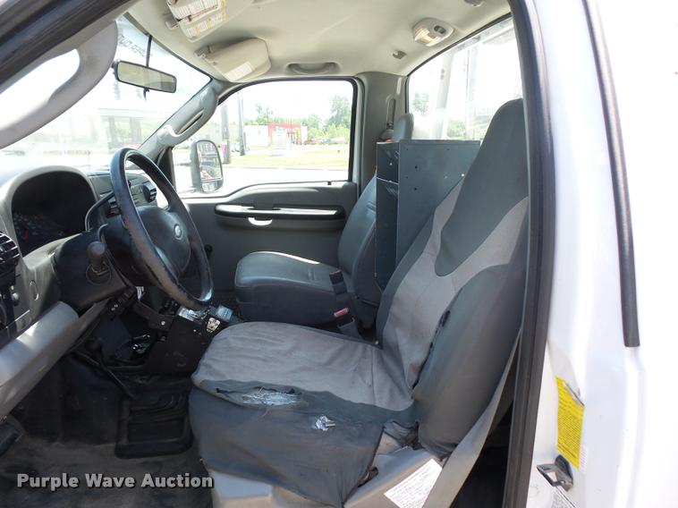 image for item DJ9543 2006 Ford F450 Super Duty service truck with crane