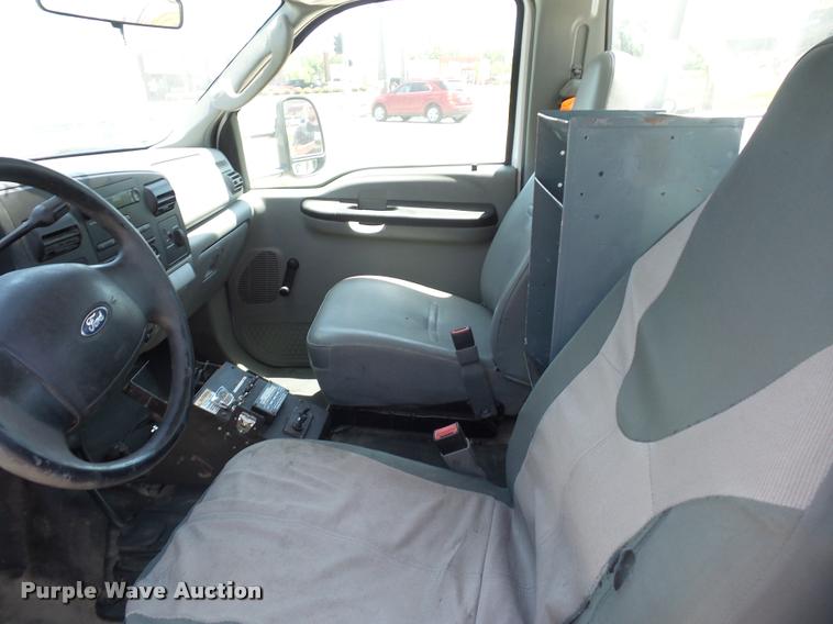 image for item DJ9543 2006 Ford F450 Super Duty service truck with crane