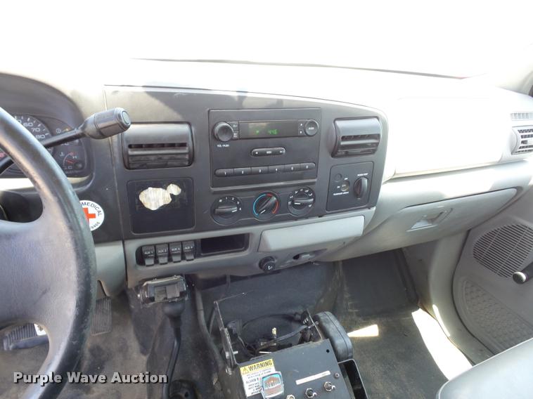 image for item DJ9543 2006 Ford F450 Super Duty service truck with crane