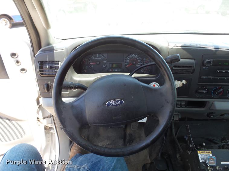 image for item DJ9543 2006 Ford F450 Super Duty service truck with crane