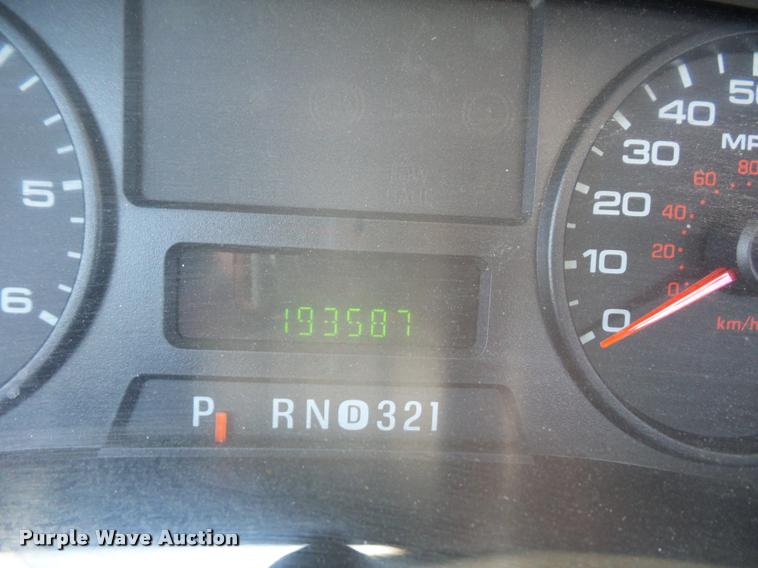 image for item DJ9543 2006 Ford F450 Super Duty service truck with crane