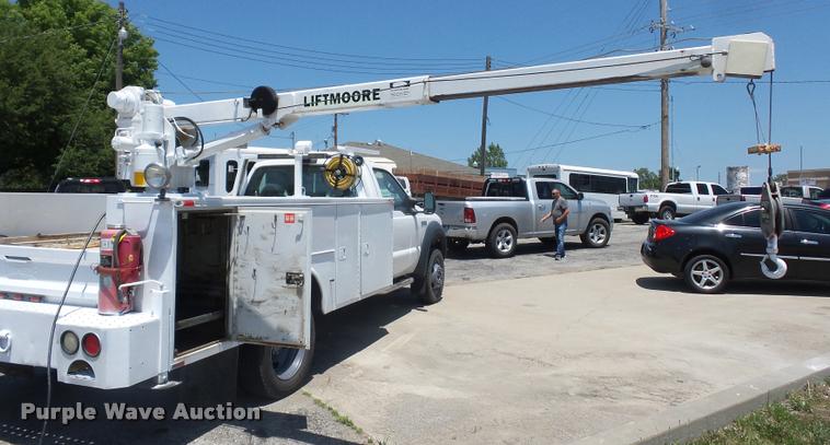 image for item DJ9543 2006 Ford F450 Super Duty service truck with crane