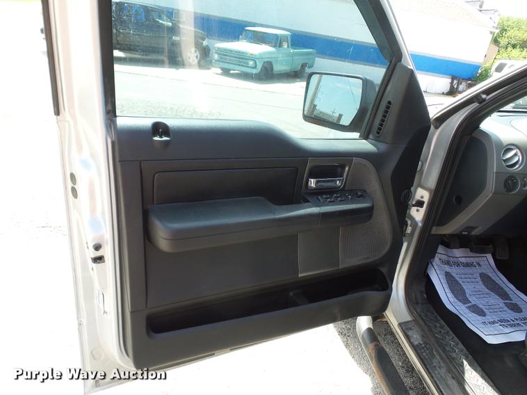 image for item DJ9582 2005 Ford F150 SuperCab pickup truck