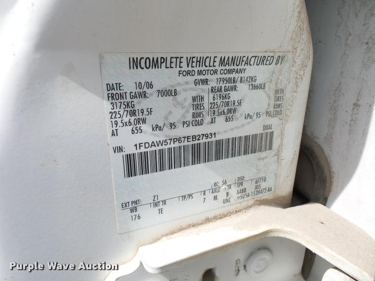 image for item DJ9583 2007 Ford F550 Super Duty Crew Cab service truck