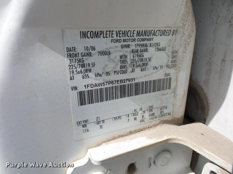 image for item DJ9583 2007 Ford F550 Super Duty Crew Cab service truck