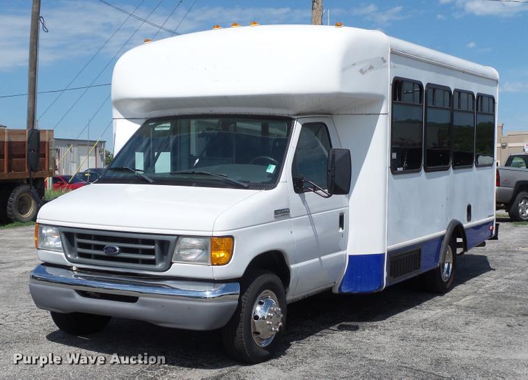 image for item DJ9584 2006 Ford E350 Super Duty shuttle bus