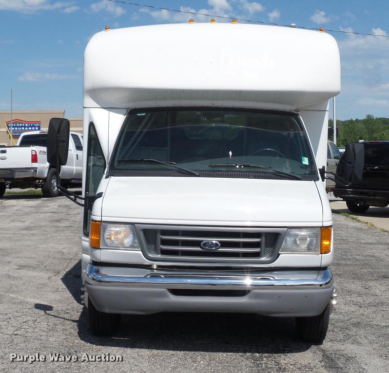 image for item DJ9584 2006 Ford E350 Super Duty shuttle bus