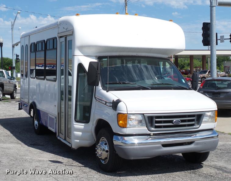 image for item DJ9584 2006 Ford E350 Super Duty shuttle bus