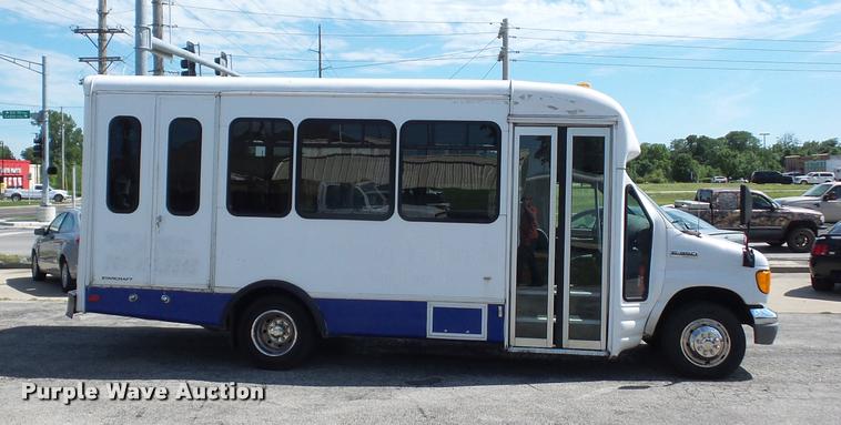 image for item DJ9584 2006 Ford E350 Super Duty shuttle bus