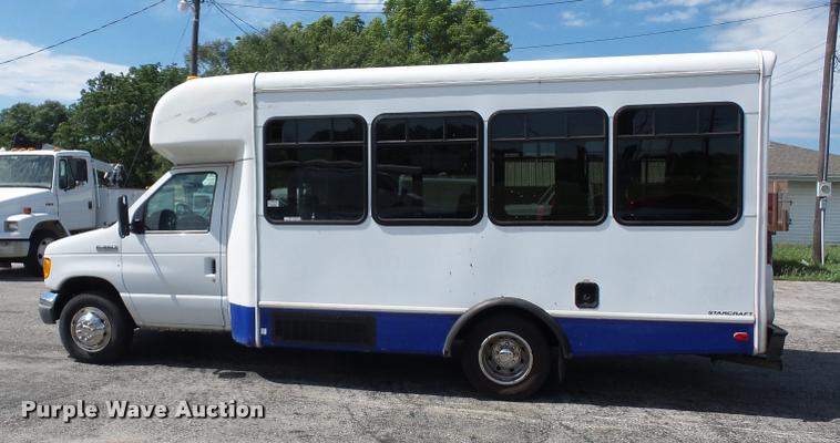 image for item DJ9584 2006 Ford E350 Super Duty shuttle bus