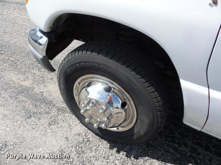 image for item DJ9584 2006 Ford E350 Super Duty shuttle bus